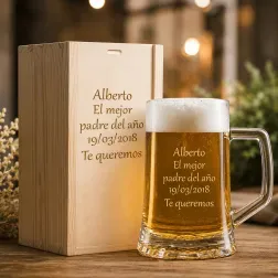 Jarra de cerveza grabada en estuche de madera