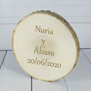 Base de madera natural grabada