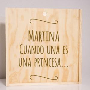 Caja de madera grabada