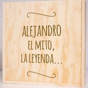 Caja de madera grabada