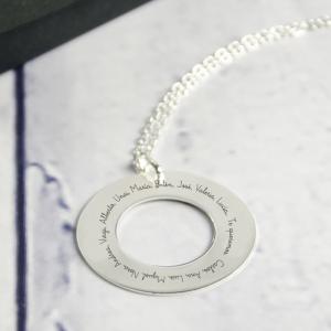 Colgante ficha de plata grabada para profe