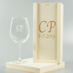 Copa de vino con iniciales grabadas