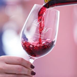 Copa de vino grabada con monograma