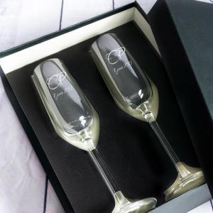 Copas de cava con iniciales grabadas
