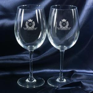 Copas de vino con un escudo grabado