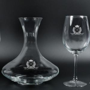 Copas de vino y decantador con escudo
