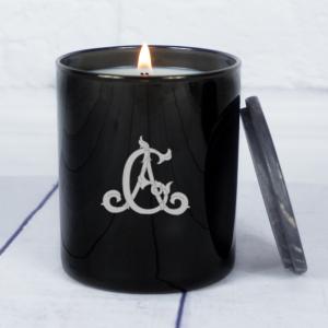 Vela personalizada con monograma grabado