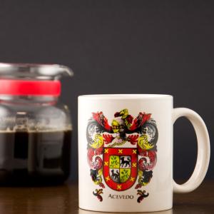 Taza con escudo heráldico