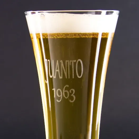 Copa de cerveza alemana grabada (Detalle de presentación)