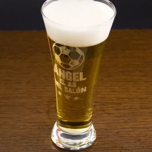 Copa de cerveza "El as del bal&oacute;n" (Detalle de presentación)