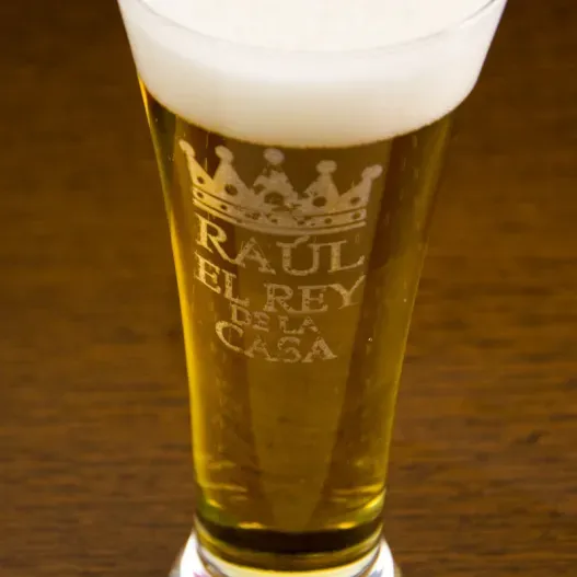 Copa de cerveza "El rey de la casa" (Detalle de presentación)