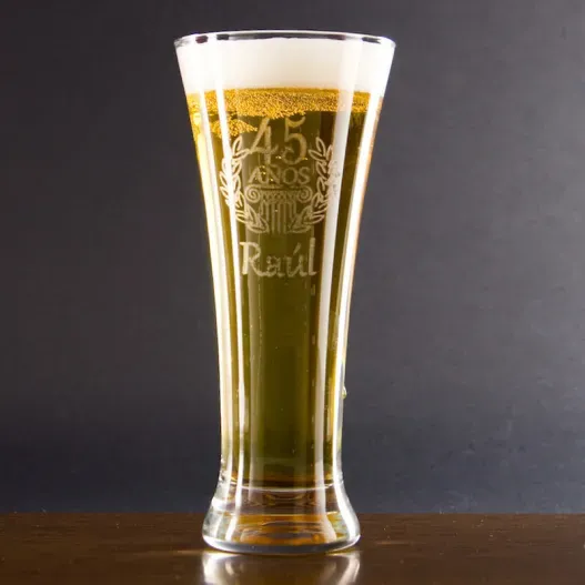 Copa de cerveza grabada para cumplea&ntilde;os (Detalle de presentación)