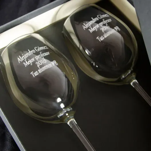Copas de vino grabadas para profesores (Detalle de presentación)