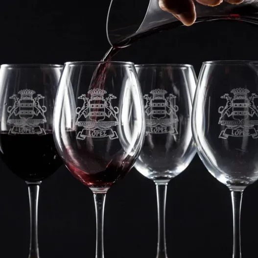 Copas de vino y decantador con escudo (Foto de catálogo)