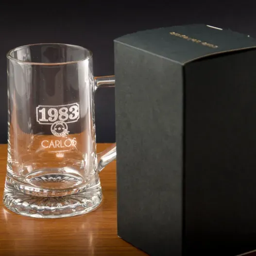 Jarra de cerveza a&ntilde;o de nacimiento (Detalle de presentación)