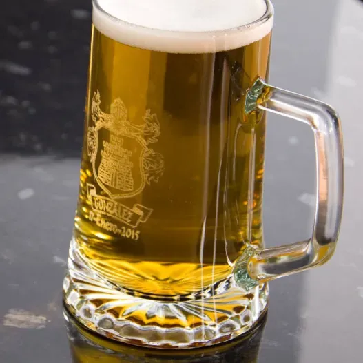 Jarra de cerveza con logo grabado (Detalle de presentación)