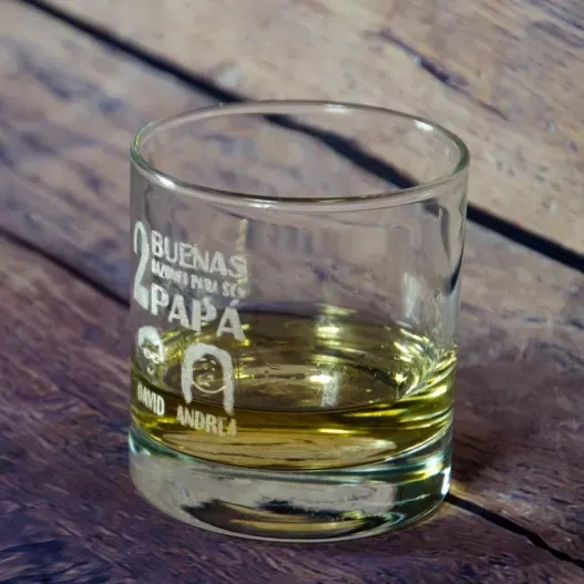 Vaso de whisky razones para ser pap&aacute; (Foto de catálogo)