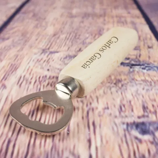 Abrebotellas de madera grabado (Vista alternativa)
