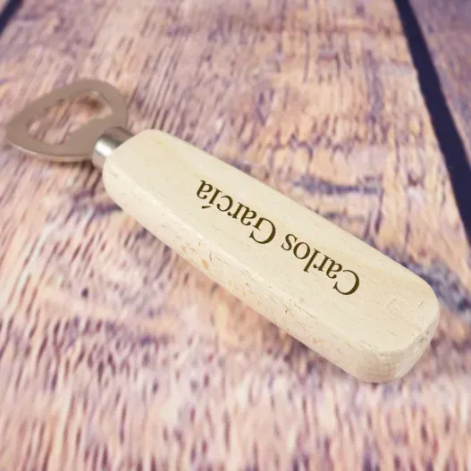Abrebotellas de madera grabado (Detalle de presentación)