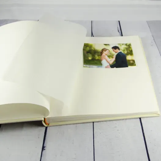 &Aacute;lbum de fotos boda grabado (Detalle de presentación)