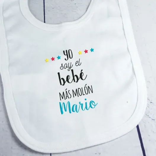 Babero BIO bordado 'el m&aacute;s mol&oacute;n' (Vista alternativa)