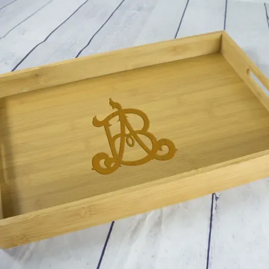 Bandeja de madera con monograma grabado (Idea de regalo original)