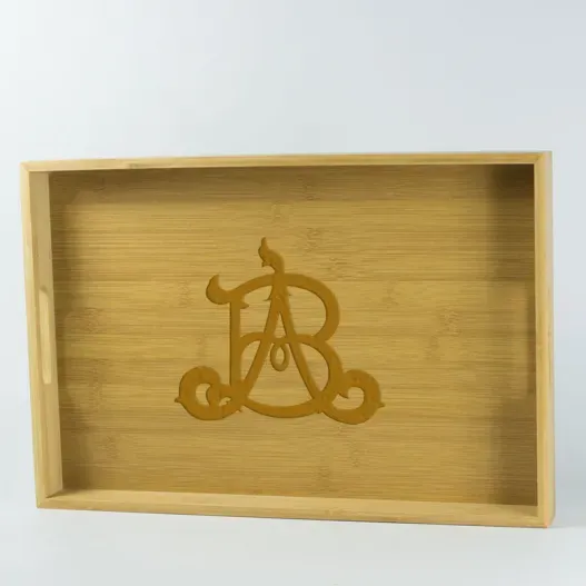 Bandeja de madera con monograma grabado (Detalle de presentación)
