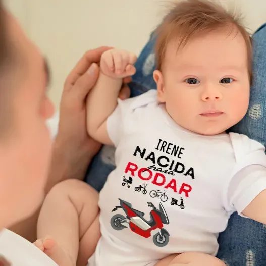Body personalizado 'Nacido para rodar' (Detalle de presentación)