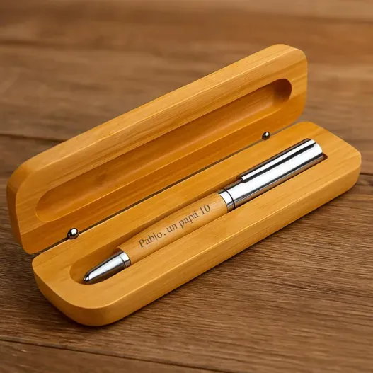 Bol&iacute;grafo de madera de bamb&uacute; grabado