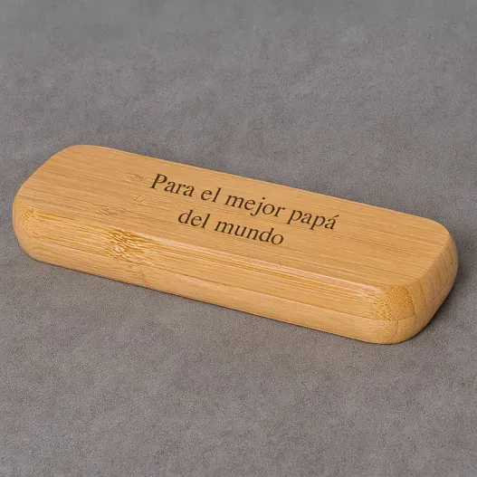 Bol&iacute;grafo de madera de bamb&uacute; grabado (Vista alternativa)