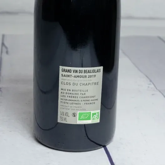 Botella de vino BIO con etiqueta vintage (Detalle de presentación)