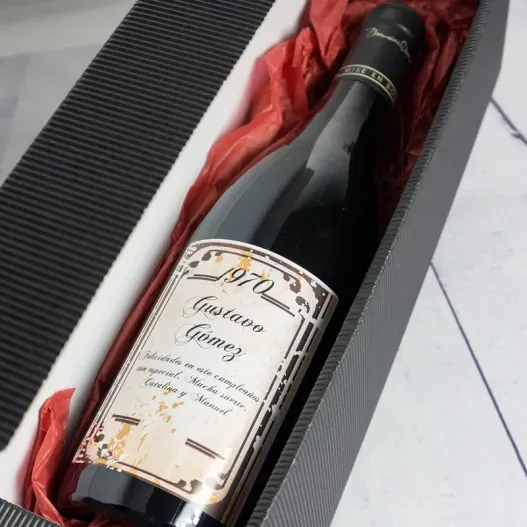 Botella de vino BIO con etiqueta vintage
