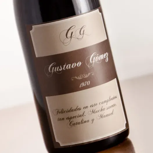 Botella de vino con etiqueta cumplea&ntilde;os