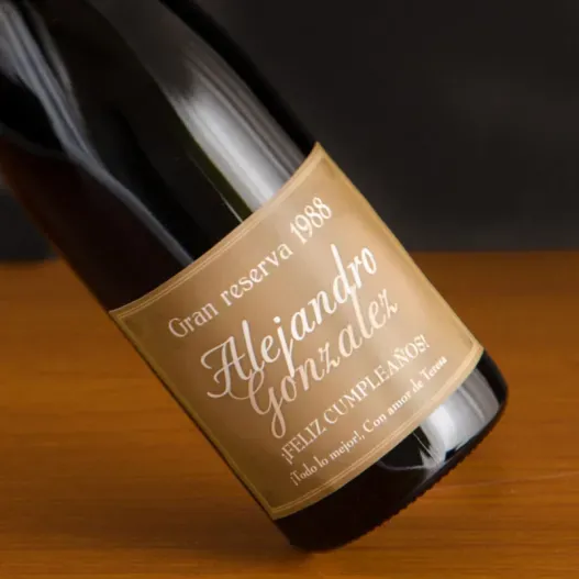 Botella de vino con etiqueta elegante