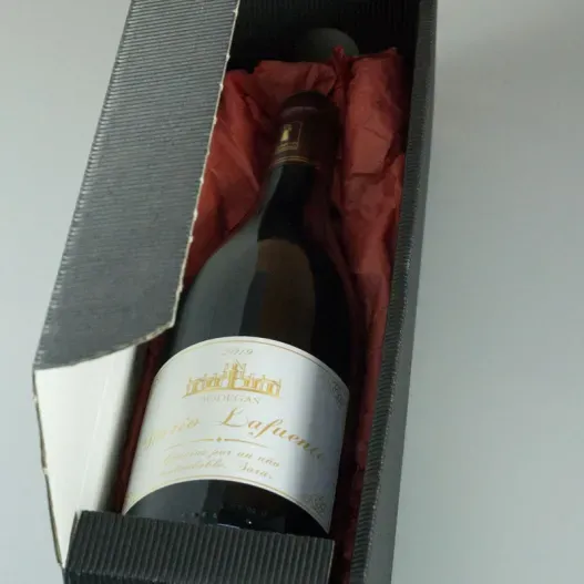 Botella de vino etiqueta tradicional (Detalle de presentación)