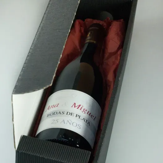Botella de vino para aniversarios (Detalle de presentación)