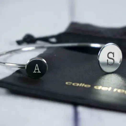 Brazalete con iniciales grabadas