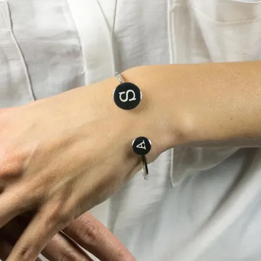Brazalete con iniciales grabadas (Detalle de presentación)