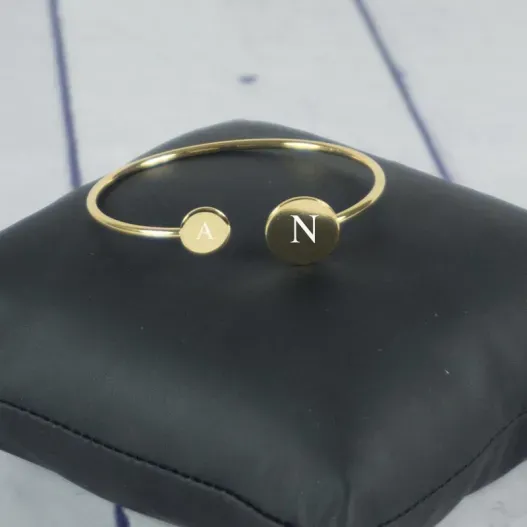 Brazalete con iniciales grabadas (Vista alternativa)
