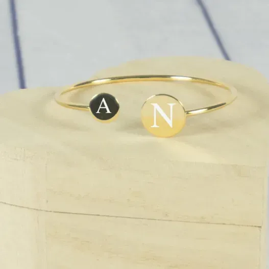 Brazalete con iniciales grabadas (Idea de regalo original)