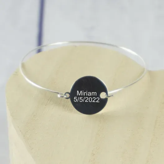Brazalete de plata 'Comuni&oacute;n' personalizado con texto (Detalle de presentación)