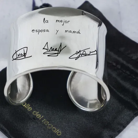Brazalete de plata personalizado con firmas (Vista alternativa)