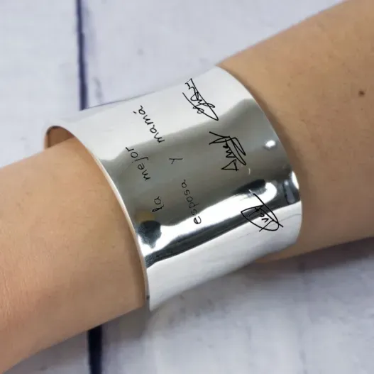 Brazalete de plata personalizado con firmas (Idea de regalo original)