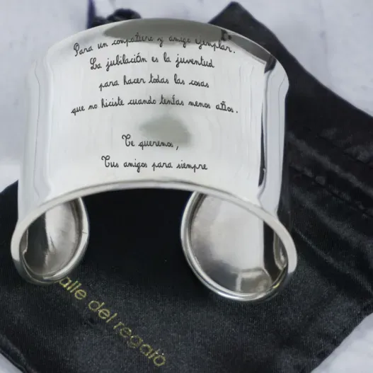 Brazalete de plata personalizado (Detalle de presentación)