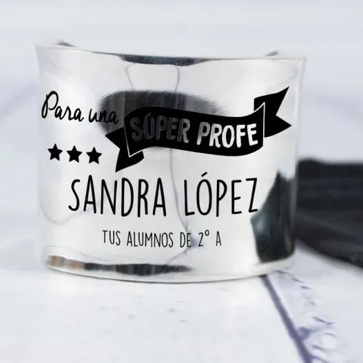 Brazalete de plata personalizado para S&uacute;per Profe (Detalle de presentación)
