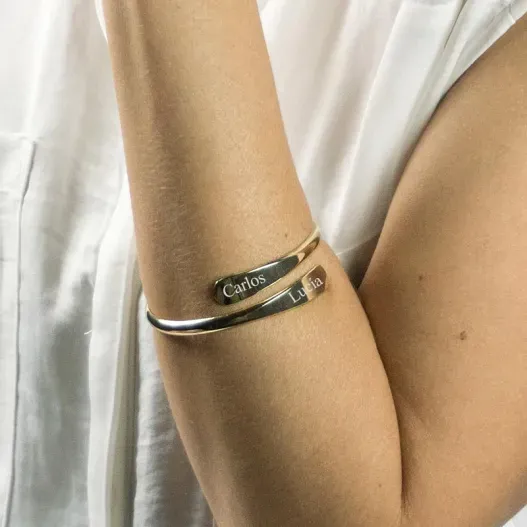 Brazalete dorado grabado (Detalle de presentación)