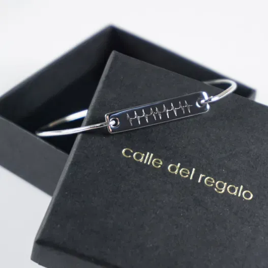 Brazalete de plata personalizado 'Latidos' (Vista alternativa)