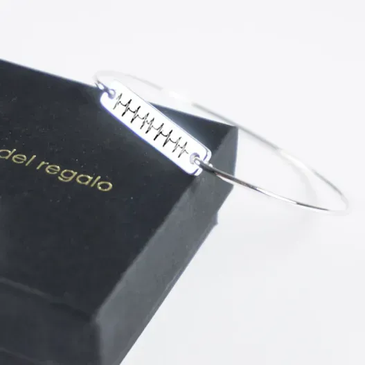 Brazalete de plata personalizado 'Latidos' (Idea de regalo original)