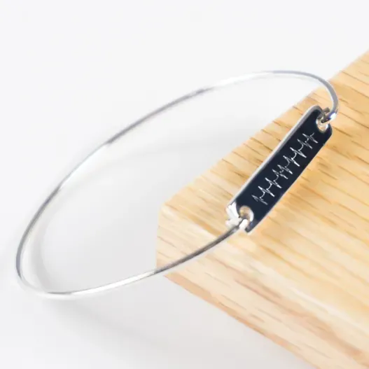 Brazalete de plata personalizado 'Latidos' (Detalle de presentación)