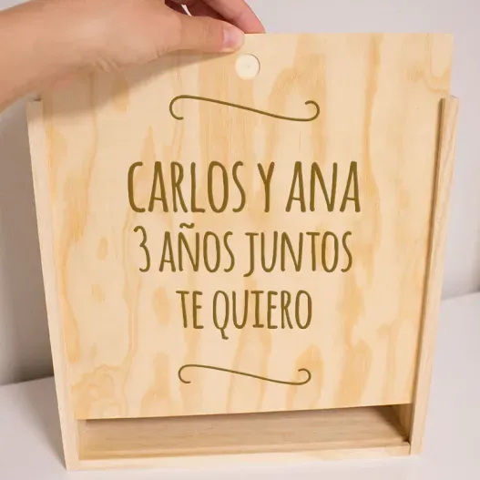 Caja de madera grabada (Detalle de presentación)